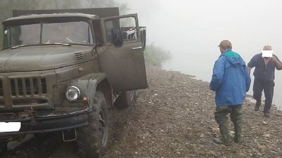 На Прикарпатті викрадач гравію намагався переїхати рибінспектора
