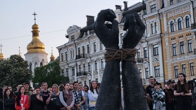 У Києві відкрили інсталяцію, присвячену полоненим з "Азовсталі" У Києві відкрили інсталяцію, присвячену полоненим з "Азовсталі"