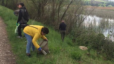 На Тернопільщині переселенці організували акцію з прибирання території біля ставу На Тернопільщині переселенці організували акцію з прибирання території біля ставу