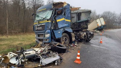 Біля Суботців на Кіровоградщині зіштовхнулись дві вантажівки. Водія деблокували рятувальники