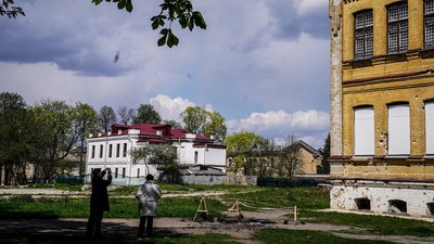 Пошкоджений кут будівлі художнього музею у Чернігові Пошкоджений кут будівлі художнього музею у Чернігові