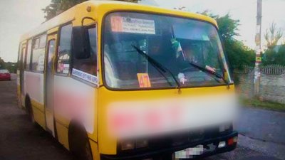 Біля Рівного чоловік побив водія маршрутки за відмову висадити матір не на зупинці
