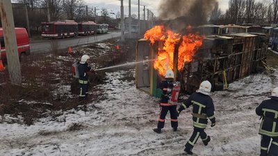 Івано-франківські надзвичайники вчилися рятувати людей з охопленого вогнем автобуса