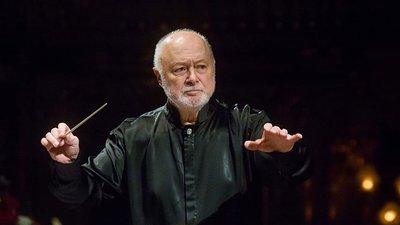 "Стоїть чолов'яга, махає руками". Історія диригента Одеської опери