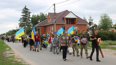 На Кіровоградщині попрощалися з захисниками Сергієм Поліщуком і Денисом Пильненьким На Кіровоградщині попрощалися з захисниками Сергієм Поліщуком і Денисом Пильненьким