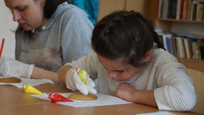 На Львівщині переселенці розмальовують великодні пряники для бійців – фоторепортаж
