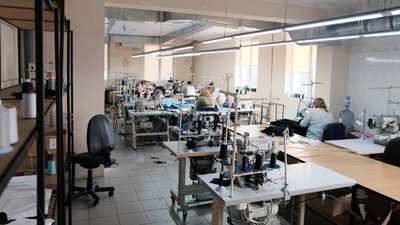 Шиють одяг та роблять тушонку. Як бізнес Буковини змінив роботу для допомоги військовим Шиють одяг та роблять тушонку. Як бізнес Буковини змінив роботу для допомоги військовим