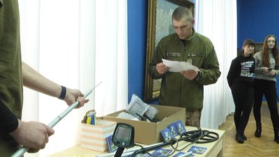 "І пострілом, і фарбами": саперне обладнання передали у Житомирі військовим представники мистецького проєкту