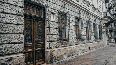 У львівському будинку з атлантами відновили історичну браму