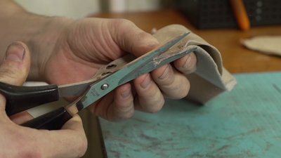Понад 10 років шиє взуття вечорами: майстер із Рівного створює авторські моделі Понад 10 років шиє взуття вечорами: майстер із Рівного створює авторські моделі