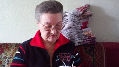 Жінка з Дніпропетровщини зв’язала для бійців на передовій понад 1200 пар шкарпеток