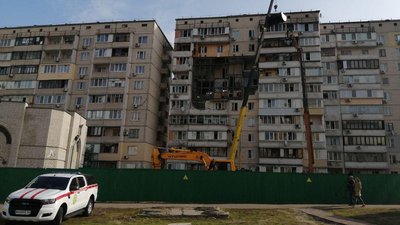 Вибух на Позняках: рятувальники розбирають будинок і віддають речі постраждалим Вибух на Позняках: рятувальники розбирають будинок і віддають речі постраждалим