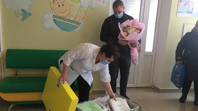 На Волинь привезли 217 бебі-боксів. Як їх розподілили На Волинь привезли 217 бебі-боксів. Як їх розподілили