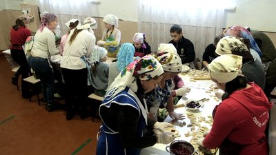 З картоплею, капустою та вишнею: на Вінниччині ліплять вареники для українських захисників З картоплею, капустою та вишнею: на Вінниччині ліплять вареники для українських захисників