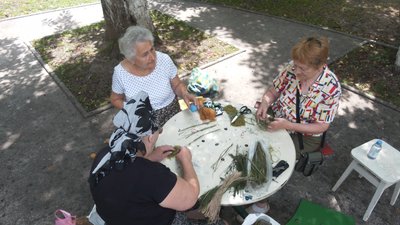 Жінки в дворі плетуть "кікімори" для українських бійців Жінки в дворі плетуть "кікімори" для українських бійців