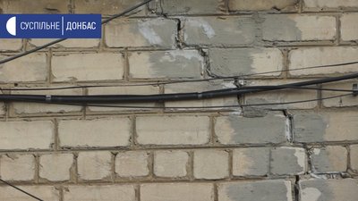 Сходи відходять від стіни: мешканці трьохповерхівки у Волновасі шукають гроші на ремонт Сходи відходять від стіни: мешканці трьохповерхівки у Волновасі шукають гроші на ремонт