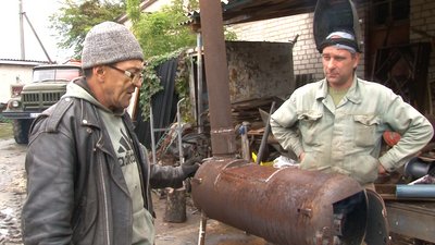 Тепло для військових: черкащани виготовляють пічки зі старих газових балонів