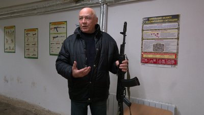 "Зі зброєю маєте бути як одне ціле". Як в Івано-Франківську навчають стріляти "Зі зброєю маєте бути як одне ціле". Як в Івано-Франківську навчають стріляти