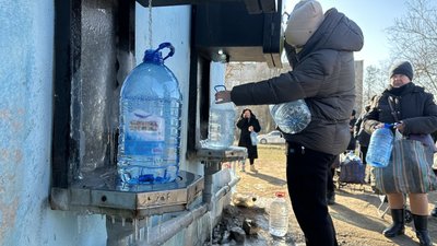 Вода замерзає в точках роздачі в Миколаєві