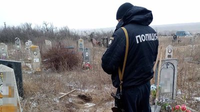 Загинула внаслідок авіабомбардування: в Ізюмському районі ексгумували тіло жінки