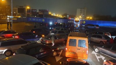 У Вінниці засіяла ялинка з автівок У Вінниці засіяла ялинка з автівок