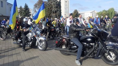 У вишиванках та з прапорами: у Луцьку влаштували святковий велопробіг