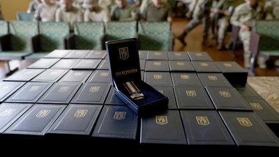 У Києві військових батальйону тероборони ЗСУ нагородили медалями "Честь. Слава. Держава" У Києві військових батальйону тероборони ЗСУ нагородили медалями "Честь. Слава. Держава"