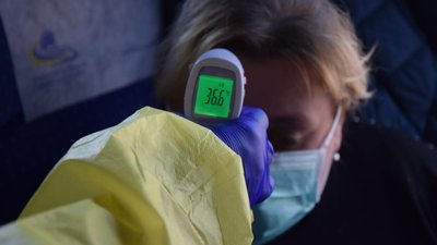 Пасажирам виміряли температуру Пасажирам виміряли температуру