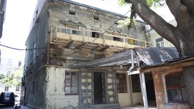 В Одесі на пам'ятці архітектури будують мансарду В Одесі на пам'ятці архітектури будують мансарду