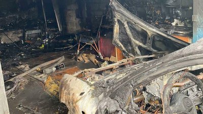 У Кривому Розі в гаражі згорів автомобіль разом із людиною в середині У Кривому Розі в гаражі згорів автомобіль разом із людиною в середині