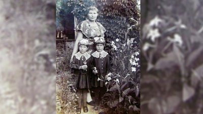 Софія Хлистун з дочками Ніною та Ольгою Софія Хлистун з дочками Ніною та Ольгою