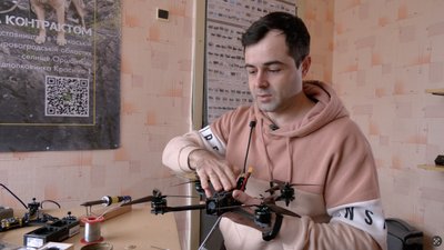 Волонтер зі Сміли Олег Таібов виготовляє дрони для військових Волонтер зі Сміли Олег Таібов виготовляє дрони для військових