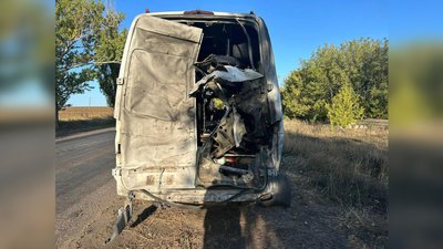 Мікроавтобус після атаки дроном у Донецькій області