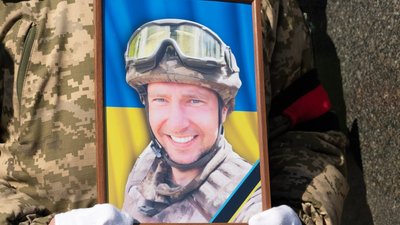 В Ужгороді попрощалися із полеглим на війні Сергієм Митропольським В Ужгороді попрощалися із полеглим на війні Сергієм Митропольським