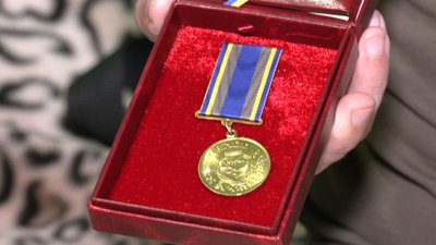Підірвався на міні і вижив: на Рівненщині вручили медаль розвіднику Михайлу Зембі Підірвався на міні і вижив: на Рівненщині вручили медаль розвіднику Михайлу Зембі