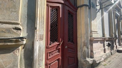 Двері на вулиці Шевченка у Чернівцях