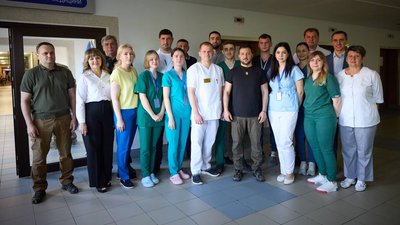 Зеленський відвідав реабілітаційний центр для військових в Івано-Франківську Зеленський відвідав реабілітаційний центр для військових в Івано-Франківську