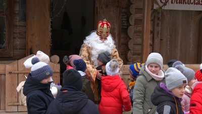 На Франківщині у лісовій хатинці святий Миколай приймає дітей На Франківщині у лісовій хатинці святий Миколай приймає дітей