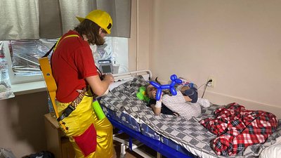 Клоунотерапія. У дніпровській лікарні розважають маленьких пацієнтів Клоунотерапія. У дніпровській лікарні розважають маленьких пацієнтів