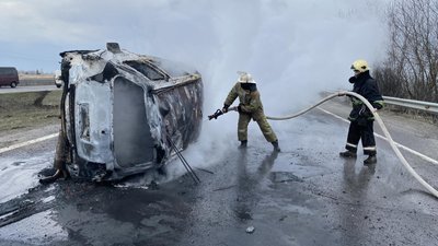 На Харківщині зайнявся автомобіль: троє людей врятувалися На Харківщині зайнявся автомобіль: троє людей врятувалися