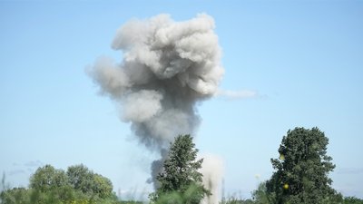 Ракетний удар по Чернігову: вибух та стовп диму