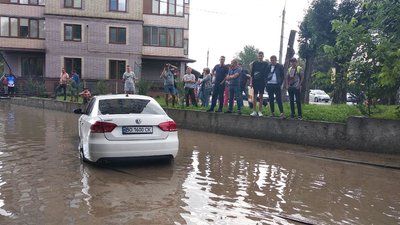 У Тернополі через дощ затопило вулицю