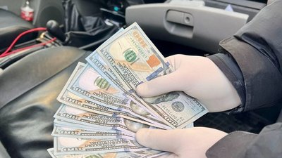 1000 доларів за виробництво напівфабрикатів: в Одесі затримали на хабарі посадовця — поліція