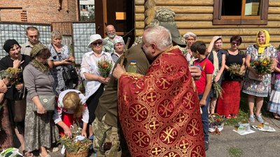 Пікап для ЗСУ: в Черкасах представники православного храму передали автівку захисникам України Пікап для ЗСУ: в Черкасах представники православного храму передали автівку захисникам України