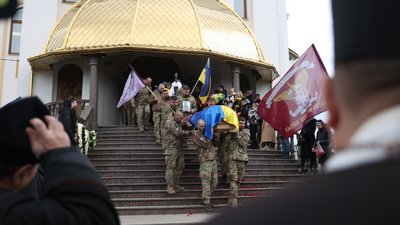 У Чернівцях попрощалися з двома загиблими військовими — Андрієм Луканюком та Максимом Гібадулліним У Чернівцях попрощалися з двома загиблими військовими — Андрієм Луканюком та Максимом Гібадулліним