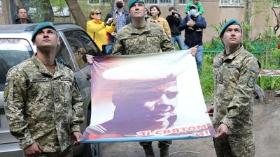 В Одесі з оркестром привітали 100-річного морпіха-ветерана