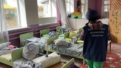 Військові РФ "Градами" зруйнували ясла-садок на Херсонщині Військові РФ "Градами" зруйнували ясла-садок на Херсонщині