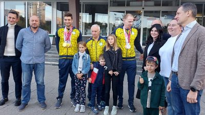 "Ми до цього йшли п'ять років": до Харкова повернулися паралімпійці з медалями