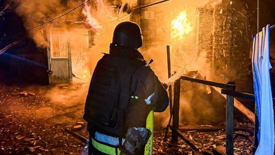 Рятувальник гасить пожежу, що виникла внаслідок ударів БпЛА по Великому Бурлуку