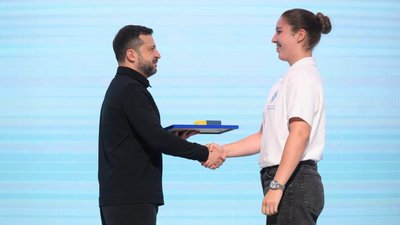 Василина Оласюк отримує відзнаку «Майбутнє України» від президента Зеленського